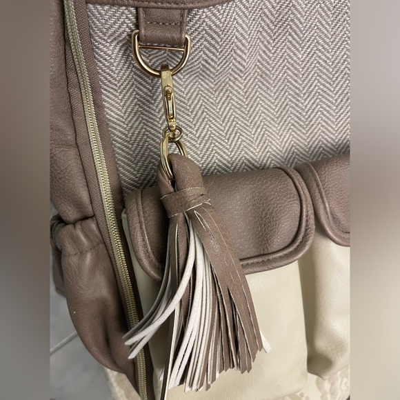 Itzy Ritzy Boss Diaper Bag - Picture 4 of 9